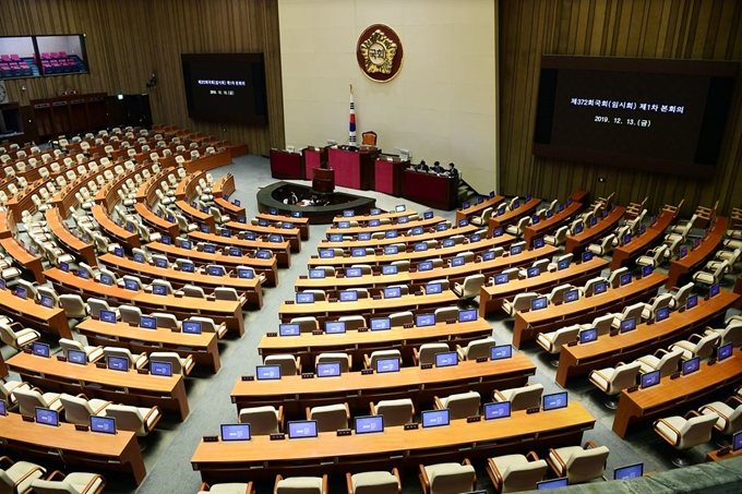 법안 처리를 위한 본회의 개의 전 의석이 비어 있는 국회 본회의장. 한국일보 자료사진