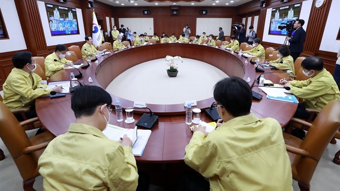 정세균 국무총리가 17일 오전 서울 종로구 정부서울청사에서 열린 코로나19 대응 중대본회의에 참석해 발언을 하고 있다. 뉴시스