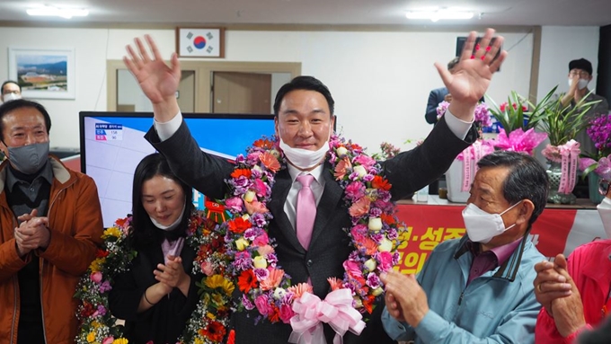 정희용 제21대 국회 고령·성주·칠곡 미래통합당 당선자가 축하를 받고 있다. 본인 제공