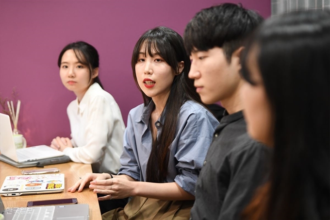 13일 오후 서울 관악구의 한 카페에서 협동조합 봄그늘 구성원들이 블라인드 마음보듬에 대해 설명하고 있다. 정준희 인턴기자