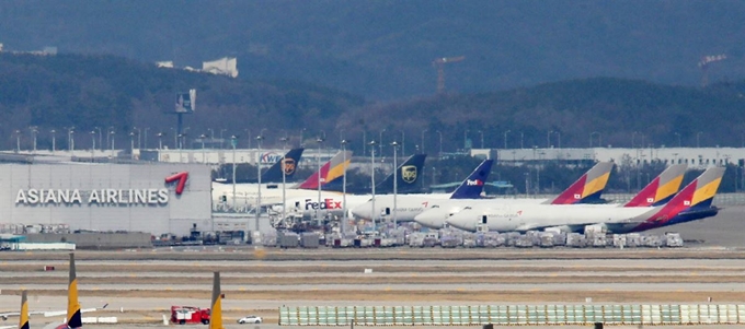 9일 오후 인천국제공항 주기장에 아시아나 항공 여객기들이 세워져 있다. 뉴시스