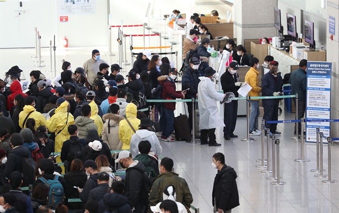 지난달 6일 오전 인천국제공항 1터미널 법무부 출입국서비스센터 앞에서 불법체류 외국인들이 자진 출국 신고를 하기 위해 길게 줄을 서 기다리고 있다. 연합뉴스