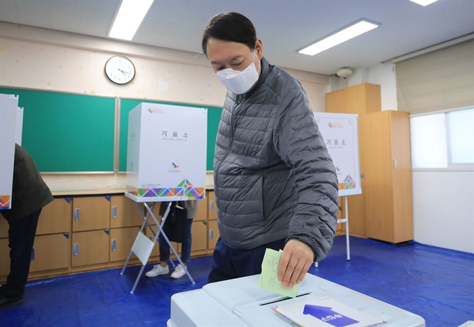 [2020-04-15T11_4154497] (서울=뉴스1) 구윤성 기자 = (서울=뉴스1) 구윤성 기자 = 윤석열 검찰총장이 제21대 국회의원선거일인 15일 오전 서울 서초구 원명초등학교에 마련된 투표소에서 투표를 하고 있다. 2개월 여 만에 언론 카메라에 포착된 윤 총장은 이날 홀로 투표소를 찾아 마스크를 쓴 채 한 표를 행사했다. 2020.4.15/뉴스1