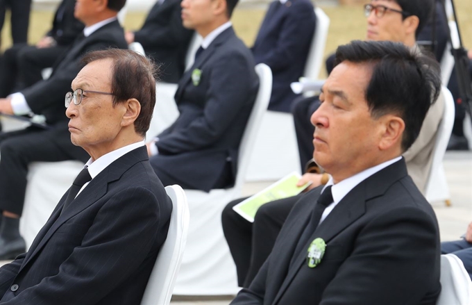 심재철(오른쪽) 미래통합당 대표 권한대행과 이해찬 더불어민주당 대표가 19일 서울 강북구 국립4.19민주묘지에서 열린 제60주년 4.19혁명 기념식에 참석해 있다. 연합뉴스