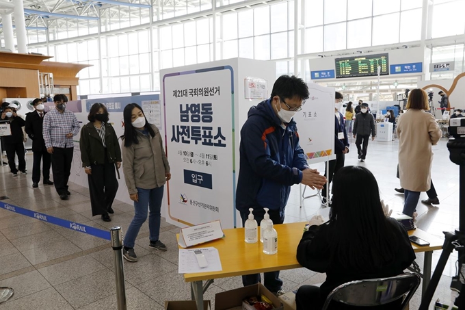 제21대 총선 사전투표일인 지난 10일 서울역 사전투표소 모습. 한국일보 자료사진