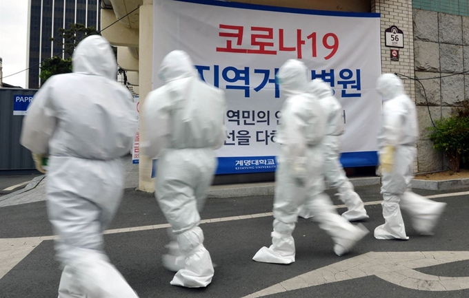 19일 오후 신종 코로나바이러스 감염증 지역거점병원인 대구 중구 계명대학교 대구동산병원에서 방호복을 착용한 의료진이 병동으로 들어가고 있다. 대구=뉴시스