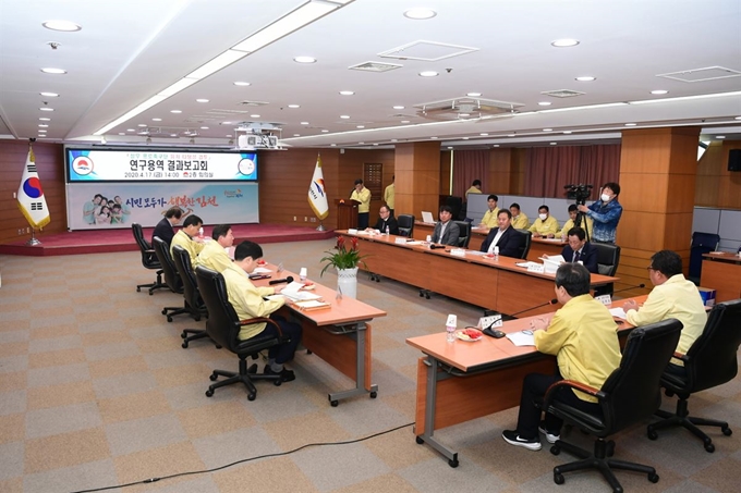 경북 김천시 상무프로축구단 연구용역 결과 보고회를 열고 있다. 김천시 제공