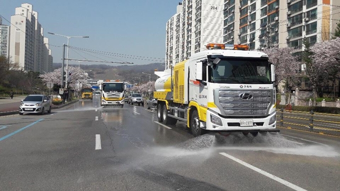 경기 구리시가 미세먼지를 줄이기 위해 노면을 물청소하고 있다. 경기도 제공