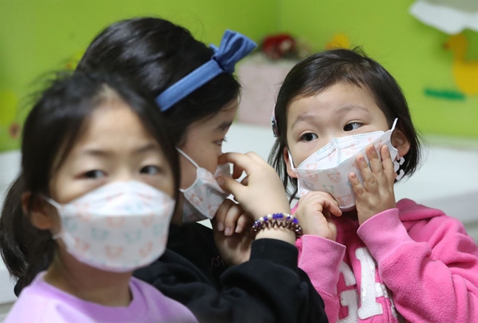 지난 2월 29일 서울 송파구청 내 어린이집에서 올바른 마스크 쓰기 교육을 받고 있는 아동들. 뉴시스