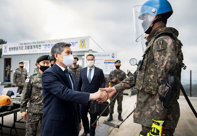 정경두 국방부 장관이 20일 후방 지역 방공진지 주변 지뢰제거작전 현장을 방문해 작전에 임하고 있는 장병을 격려하고 있다. 국방부 제공