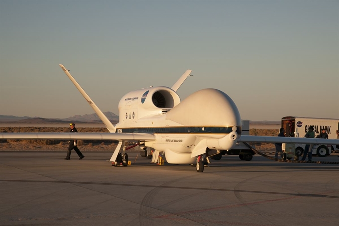 미국 항공우주국(NASA)이 운용 중인 글로벌호크(RQ-4)가 2016년 10월 허리케인 관측을 위해 캘리포니아 암스트롱 비행연구소에서 이륙을 준비하고 있다. 항공우주국 제공