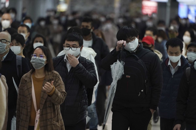 일본 도쿄 시민들이 20일 마스크를 착용하고 출근길에 나서고 있다. 도쿄=AP 연합뉴스