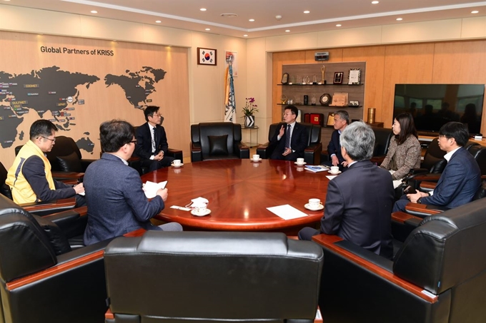 조인묵(앞줄 왼쪽 두 번째) 양구군수가 최근 대전광역시 유성구 한국표준과학연구원을 방문, 국가표준시보국 시설 유치를 요청했다. 양구군 제공