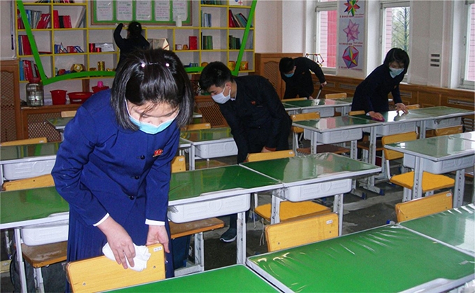 북한 대외선전매체 내나라는 20일 각급 대학과 고급중학교(고등학교)에서 학생들이 수업을 시작했다고 밝혔다. 마스크를 쓰고 교실 청소에 참여하고 있는 북한 학생들의 모습. 평양=내나라 연합뉴스