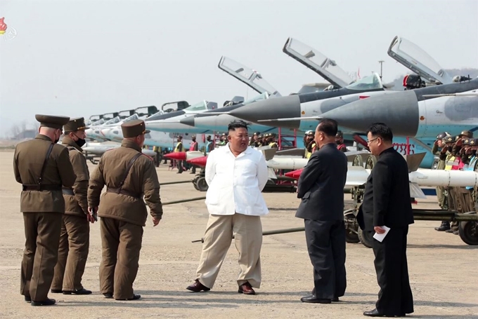 김정은 북한 국무위원장이 서부지구 항공 및 반항공사단 관하 추격습격기 연대를 시찰했다고 12일 북한 관영 조선중앙TV가 보도했다. 연합뉴스