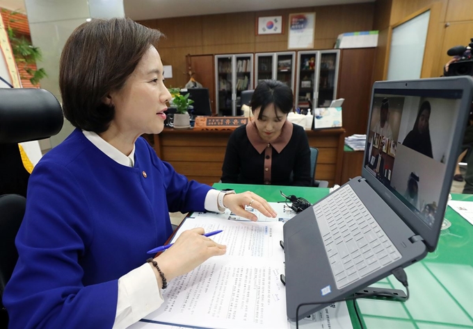 유은혜 부총리 겸 교육부 장관이 21일 정부세종청사 집무실에서 후세인 이브라힘 알 하마디 아랍에미리트(UAE) 교육부 장관과 국내 원격수업 노하우에 대해 설명하고 있다.