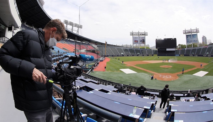 21일 서울 잠실구장에서 열리는 2020 KBO 연습경기 두산과 LG의 경기를 앞두고 외신 기자가 취재 하고 있다. 뉴스1.