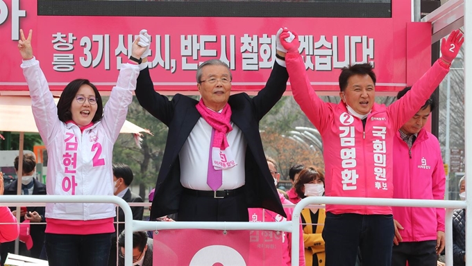 김종인 미래통합당 총괄선대위원장이 10일 경기도 고양시 주엽역 앞에서 김현아(왼쪽) 후보자와 함께 손을 들어 유권자들에게 지지를 호소하고 있다. 뉴시스