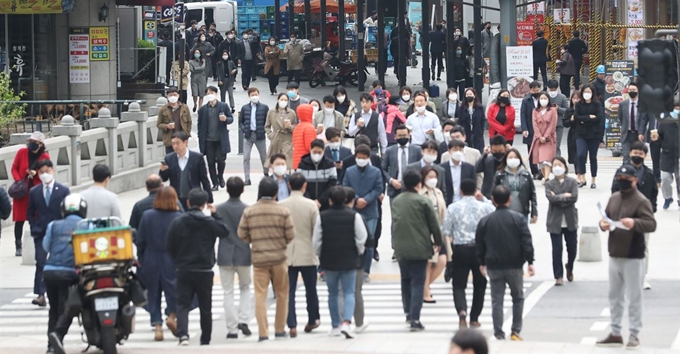 지난 20일 서울 명동 거리에 시민들이 서울 명동거리를 시민 등이 걷고 있다. 연합뉴스