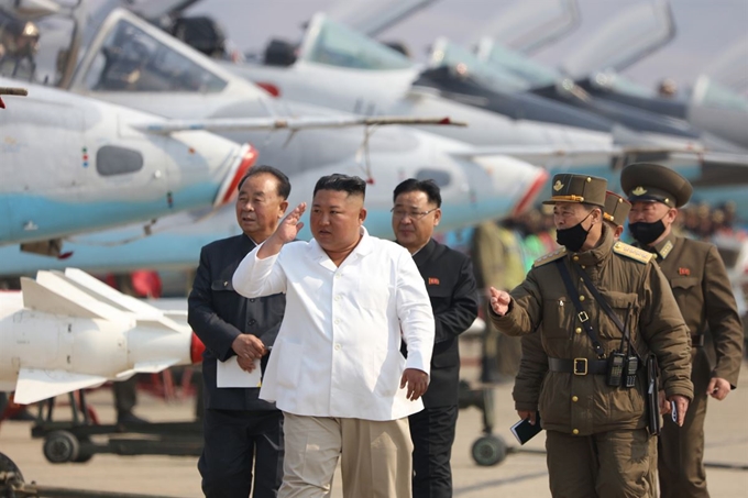 김정은 북한 국무위원장이 서부지구 항공 및 반항공사단 관하 추격습격기연대를 시찰한 모습을 노동신문이 지난 12일 보도했다. 다만 신문은 김 위원장이 시찰한 날짜는 명확히 알리지 않았다. 평양=노동신문 뉴스1