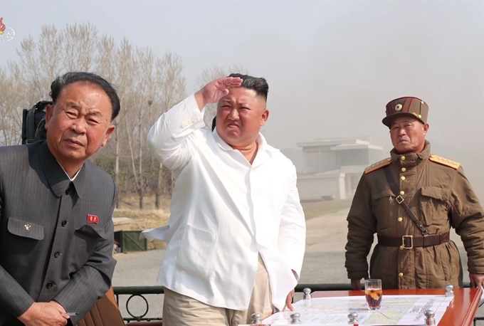 김정은 (가운데) 북한 국무위원장이 서부지구 항공 및 반항공사단 관하 추격습격기연대를 시찰했다고 12일 조선중앙TV가 보도했다. 그의 동선이 공개된 마지막 대외 행사다. 연합뉴스