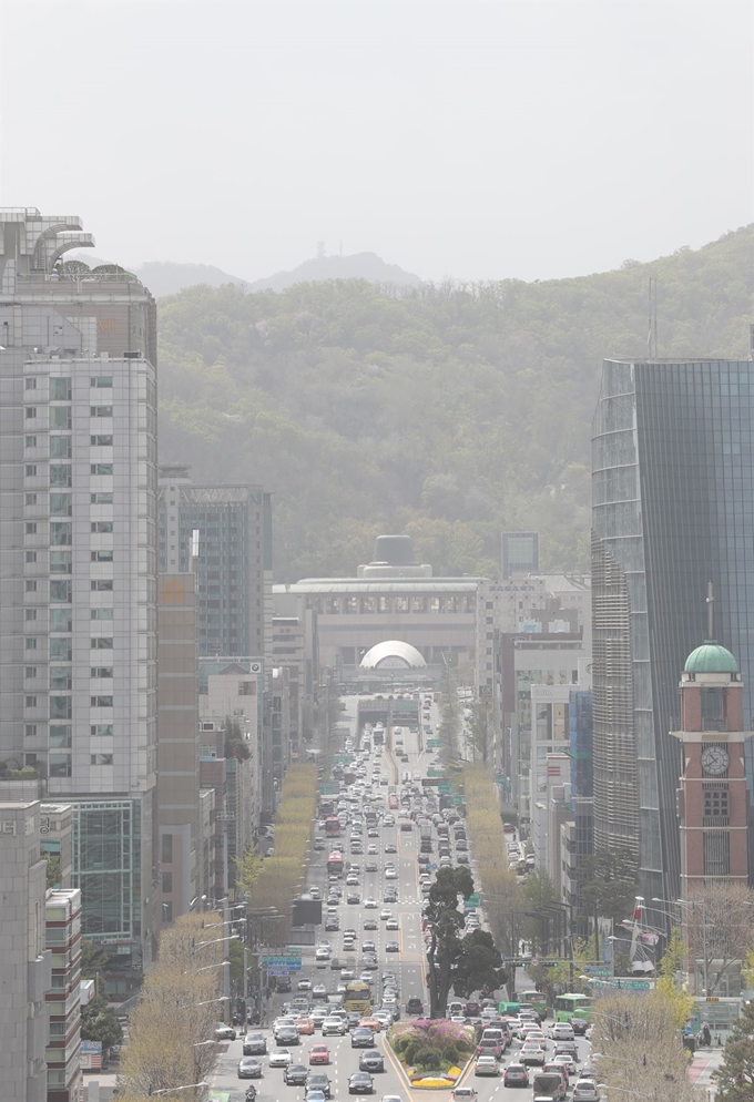 서울 지역에 미세먼지주의보가 발령된 22일 오전 서울 서초구 누에다리에서 바라본 서초동 일대가 뿌옇다. 연합뉴스