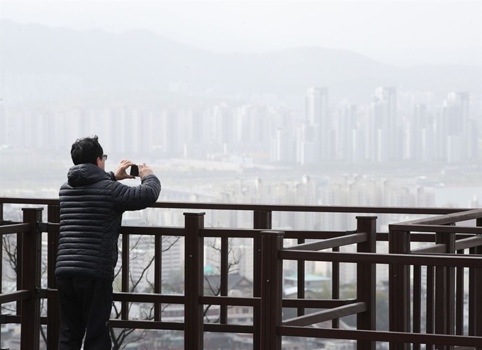 수도권에 미세먼지 주의보가 발령된 22일 오전 서울 도심이 뿌옇게 보이고 있다.중국 북동지방에서 발원한 황사가 강한 북서풍을 타고 유입되면서 현재 수도권 지역의 미세먼지 농도가 평소보다 6배 이상 높은 200㎍ 안팎까지 치솟으며 '매우 나쁨' 수준을 기록하고 있다. 뉴스1