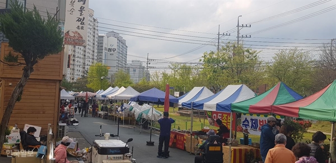 지난 20일 경주시 황성동 황성번개시장에 노점상들이 진을 치고 있다. 경주시는 신종코로나 확산 방지를 위해 노점영업을 전면 금지한 상태다. 김성웅기자