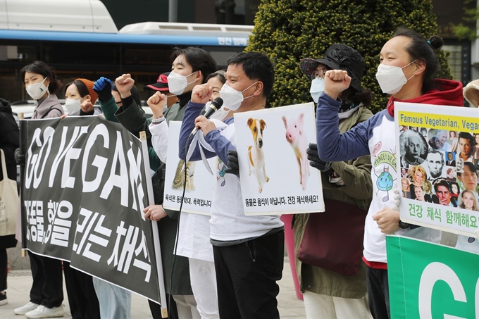 22일 오후 서울 종로구 광화문광장에서 '비건을 지향하는 모든 사람들' 관계자들이 지구의 날을 맞아 채식 촉구 기자회견을 열고 관련 구호를 외치고 있다. 연합뉴스