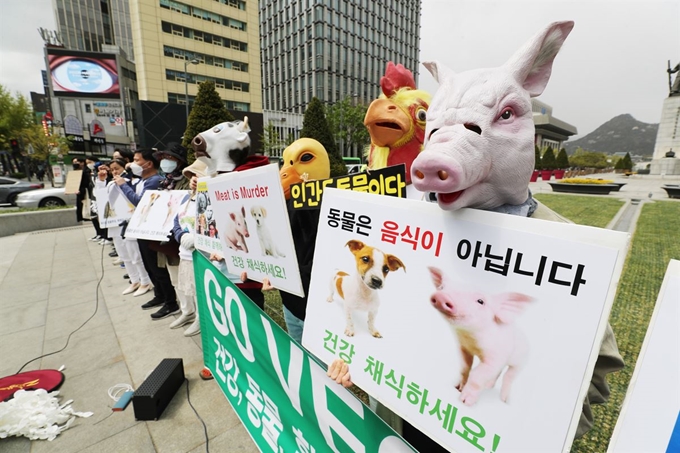 22일 오후 서울 종로구 광화문광장에서 '비건을 지향하는 모든 사람들' 관계자들이 지구의 날을 맞아 채식 촉구 기자회견을 하고 있다. 연합뉴스