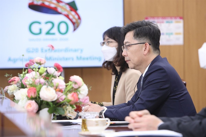 김현수 농림축산식품부 장관이 지난 21일 화상으로 열린 주요 20개국(G20) 특별 농업장관회의에 참석해 코로나19가 전세계 식량안보에 미칠 영향과 공동대책을 논의하고 있다. 농식품부 제공