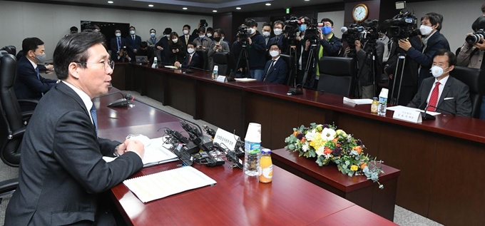 성윤모 산업통상자원부 장관이 22일 서울 종로구 한국무역보험공사에서 열린 정유업계 간담회에서 발언하고 있다. 연합뉴스