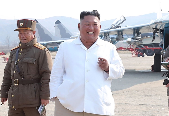 지난 12일 조선중앙통신이 보도한 김정은 북한 국무위원장 모습. 김 위원장이 서부지구 항공 및 반항공사단 관하 추격습격기연대를 시찰했다고 보도했으나 날짜는 명확히 밝히지 않았다. 평양=조선중앙통신 연합뉴스