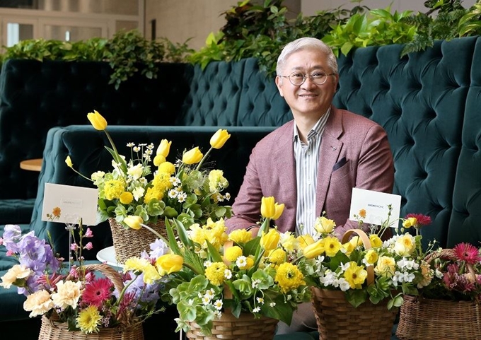 서경배 아모레퍼시픽그룹 회장이 ‘플라워 버킷 챌린지’ 캠페인 동참했다. 아모레퍼시픽그룹 제공