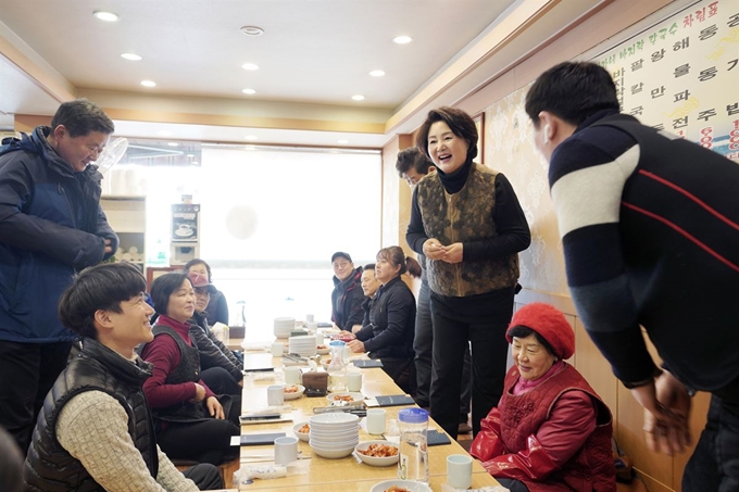 김정숙 여사가 2월 18일 오후 코로나19 여파로 어려움을 겪고 있는 서울 중랑구 동원전통종합시장을 방문한 후 상인들과 인근 음식점에서 오찬을 함께하고 있다. 청와대 제공