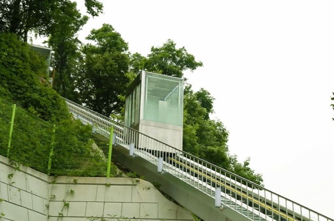 서울 남산에 설치된 경사형 엘리베이터. 한국일보 자료사진