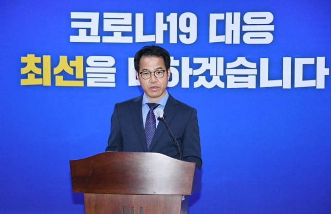 김영삼 경남도 산업혁신국장이 23일 오전 경남도청 프레스센터에서 경남도와 창원시가 컨소시엄 형태로 지원한 방위사업청의 ‘방산혁신클러스터’ 시범사업 첫 지역으로 선정됐다고 발표하고 있다. 경남도 제공