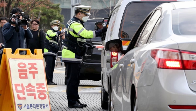 서울동대문경찰서 경찰들이 지난해 말 서울 동대문구 용두동 일대에서 음주단속을 실시하고 있다. 서울=뉴시스