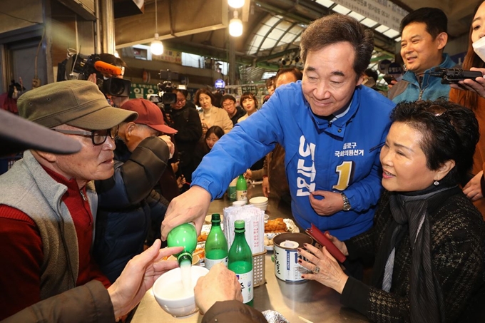 4.더불어민주당 후보로 서울 종로에 출마한 이낙연 전 국무총리가 올해 2월 오후 서울 종로구 광장시장을 찾아 시민들에게 막걸리를 따라주고 있다. 뉴스1