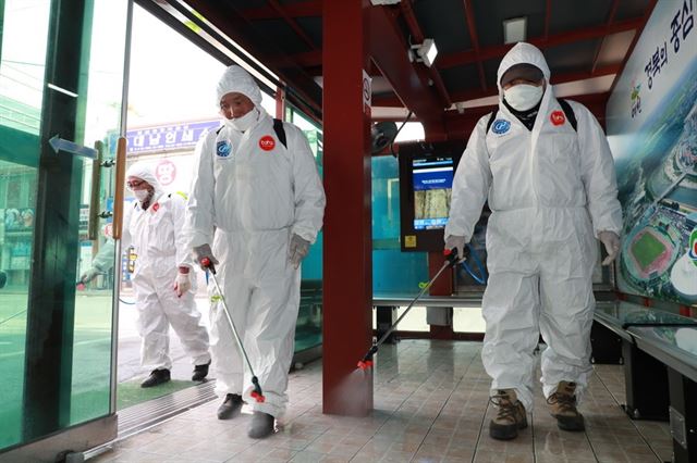 경북 예천군 방역팀이 시가지를 방역하고 있다. 예천군 제공