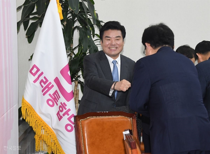 미래한국당 원유철 대표가 회의장에 입장하며 회의장에 그대로 놓여져 있는 미래통합당 당 깃발 옆을 지나고 있다. 오대근 기자