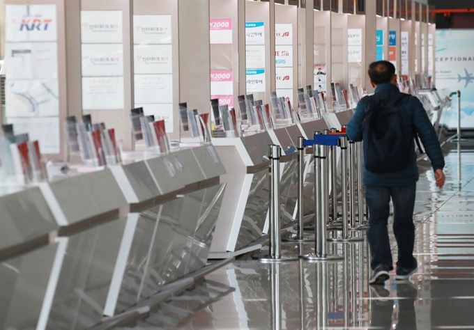 신종 코로나바이러스 감염증 여파로 23일 오후 인천국제공항 출국장의 여행사 창구가 썰렁하다. 연합뉴스