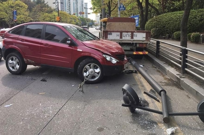 24일 오전 경기 고양시 덕양구 행신동의 한 도로에서 음주운전 차량이 버스 중앙차로를 넘어 남녀 2명을 들이받고 멈춰 서 있다. 이 사고로 1명이 숨지고 1명이 중상을 입었다. 연합뉴스