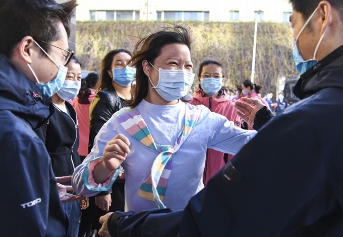 23일 중국 후베이성에 파견됐다 100일만에 신장위구르 자치구 우루무치로 귀환한 의료진이 가족과 재회하고 있다. 우루무치=신화 뉴시스