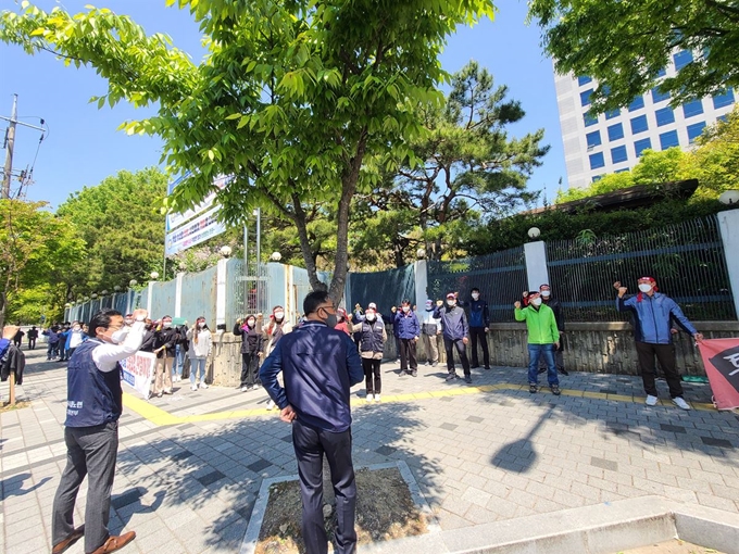 삼화식품 노조가 24일 대구경찰청 정문에서 "경찰이 위생관련 논란 수사를 편파적으로 늘어지는 수사로 하고 있다"며 표적 수사 중단을 촉구하는 집회를 하고 있다. 김민규 기자 whitekmg@hankookilbo.com