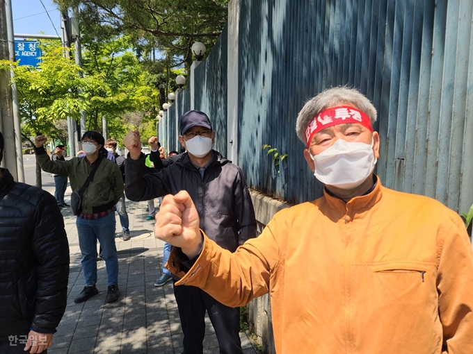 삼화식품 노조원들이 대구경찰의 늑장수사와 강압수사에 대한 항의로 "편파수사를 중단하라"고 구호를 외치고 있다. 김민규 기자 whitekmg@hankookilbo.com