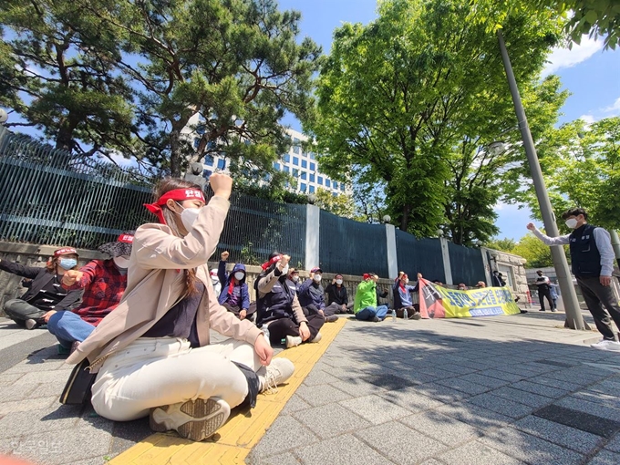 삼화식품 노조원들이 대구경찰청 정문에 나란히 앉아 대구경찰의 무리한 강압수사를 규탄하는 목소리를 내고 있다. 김민규 기자 whitekmg@hankookilbo.com