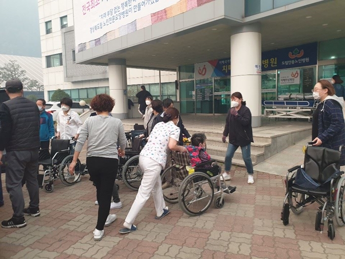 경북 안동 유리요양원 입소자들이 인근 야산에서 난 산불로 25일 오후 경북도립안동노인전문요양병원으로 이송되고 있다. 세명일보 제공