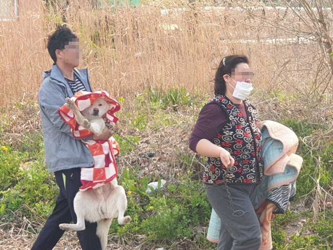 경북 안동시 남후면 주민이 25일 오후 산불 대피령으로 집을 나서고 있다. 세명일보 제공