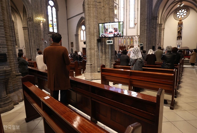 코로나19 본격 확산 이후 약 두 달간 중단됐던 천주교 미사가 제한적으로 재개된 23일 서울 중구 명동성당에서 신자들이 미사에 참석하고 있다. 이한호 기자